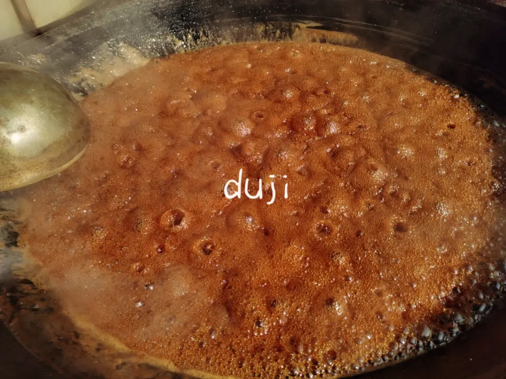 红糖熬制现场