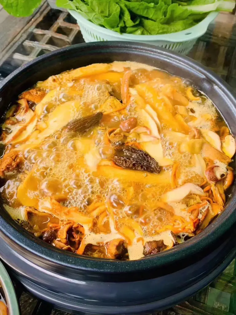 菌汤煮好后的场景