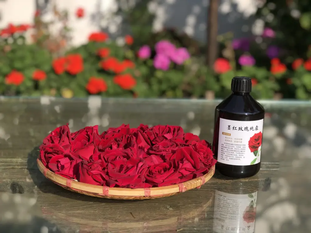 玫瑰纯露瓶装与玫瑰原料