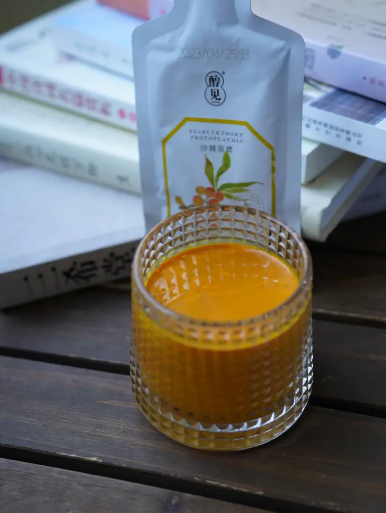沙棘原浆与倒出后的饮品