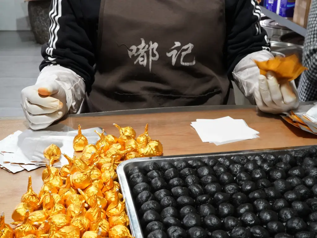 黑芝麻丸手工包装现场